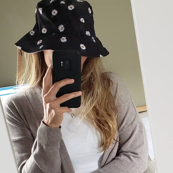 Alice + Olivia Reversible Bucket Hat - Picture 5 of 5